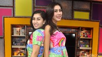 Pose Syahnaz dan Nisya di depan kamera. Pool/Ismail/detikFoto.