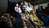 Begitu apik, mereka mengenakan batik bercorak hitam dan cokelat.