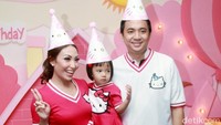 Ayu dan Regi saat merayakan ulang tahun Aqila di kawasan Kemang, Jakarta Selatan. Pool/Gus Mun/detikFoto.