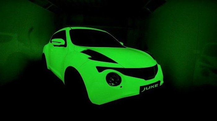 Keren, Mobil Ini Berpendar Warnanya Saat Gelap