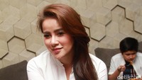 Olla Ramlan tampak kenakan busana serba putih. Pool/Gus Mun/detikFoto.