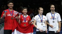 Praveen Jordan (kiri) dan Debby Susanto (dua dari kiri) menjadi juara setelah mengalahkan ganda campuran asal Denmark Joachim Fischer Nielsen (kanan) dan Christinna Pedersen (dua dari kanan) di partai final All England 2016 yang digelar di Barclaycard Arena, Minggu (13/3/2016). Andrew Boyers/Reuters/detikFoto.