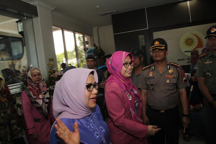 Disambut Ibu Negara, Mufidah Kalla Jenguk Cucu Presiden