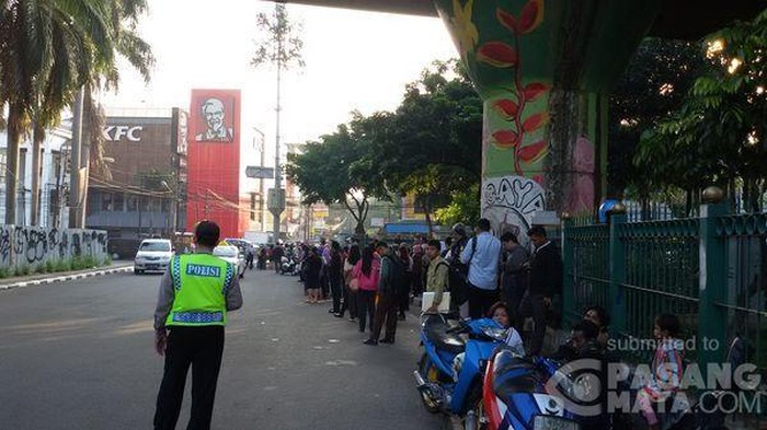 Angkutan Mogok Massal, Penumpang di Cikini dan Jalan Sudirman Terlantar