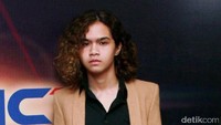 Sementara Dul bergaya dengan kemeja hitam dipadu setelan jas coklat dan adidas putih-hitam. Pool/Gus Mun/detikFoto.