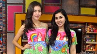 Mereka kompak kenakan dress warna-warni dengan gambar rumah dan halaman berbunga. Pool/Ismail/detikFoto.