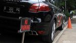 Mobil Parkir Sembarangan di Jalan Melawai