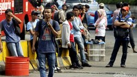 Armada bus sekolah siap mengangkut para penumpang yang terlantar karena Kopaja dan angkutan umum yang mogok di Jakarta.