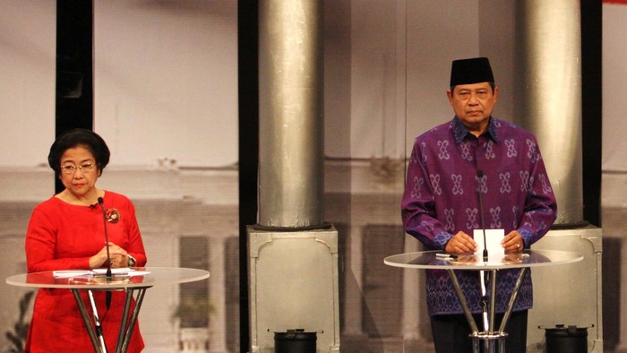 JAKARTA, INDONESIA - JUNE 25:  (L-R) Indonesian Democratic Party - Struggle (PDI-P) leader Megawati Sukarnoputri, Democratic Party (Indonesia) leader Susilo Bambang Yudhoyono and Golkar leader Jusuf Kalla attend an election commission hosted event for the three main presidential candidates to voice their vision and mission statements ahead of the Indonesian Presidential elections, at a television station on June 25, 2009 in Jakarta, Indonesia. Indonesias Presidential elections will be held on July 8 to elect the new President and Vice President of Indonesia for the 2009-2014 period.  (Photo by Ulet Ifansasti/Getty Images)