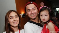 Omesh hadir bersama sang istri, Dian Ayu Lestari dan putrinya, Embun. Pool/Gus Mun/detikFoto.