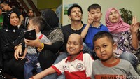 Ariel mengaku rela membatalkan beberapa jadwal manggung demi menemani sang kekasih berbagi kebahagiaan dengan anak-anak penderita kanker. Pool/Noel/detikFoto.
