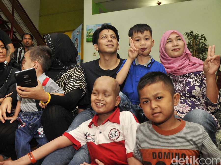 Ariel dan Sophia Latjuba Hibur Anak-anak Penderita Kanker