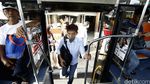 Bus Sekolah Angkut Penumpang di Terminal Kampung Rambutan