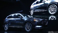 CX-9 saat diperkenalkan di Los Angeles Auto Show. Mazda CX-9 terbaru ini mengusung bahasa desain Kodo Soul of Motion. Mobil ini dibuat di bawah filosofi SkyActiv dengan teknologi yang diklaim irit bahan bakar. Crossover CX-9 ditenagai oleh mesin 2.5-liter direct-injection turbo terbaru. Mesin itu mampu menghasilkan tenaga hingga 250 daya kuda dan disalurkan lewat transmisi otomatis 6 percepatan. Foto: Mazda