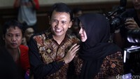 Menjelang sidang putusan kasus dugaan suap hakim dan penitera Medan, Gatot Pujo Nugroho dan istrinya Evy Susanti tampil kompak. 