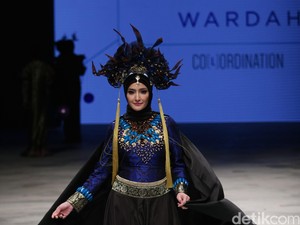 Foto: Lenggak-lenggok Dewi Sandra Hingga Titi Kamal di IFW 2016