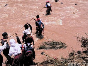 Siswa SD Bergelantungan di Tali Sling, Jembatan Darurat Masih Tunggu Kajian