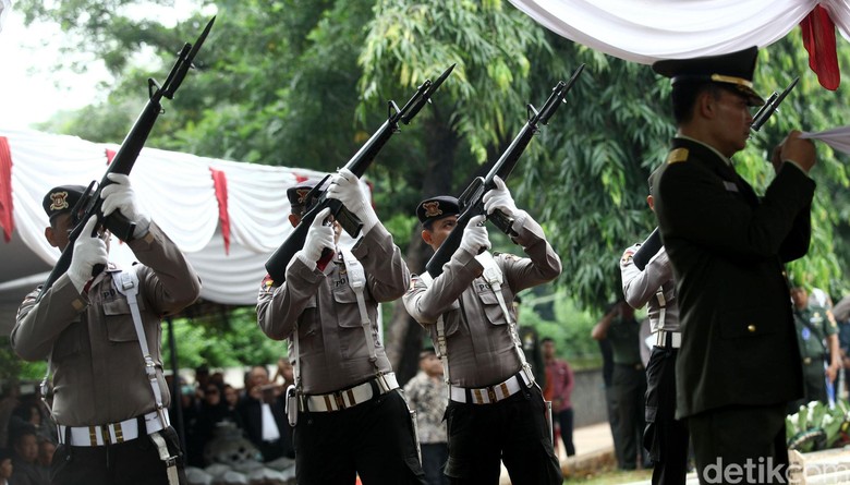 Usai Insiden Heli, TNI Pastikan Tetap Bantu Polri Buru Kelompok Santoso Usai Insiden Heli, TNI Pastikan Tetap Bantu Polri Buru Kelompok Santoso