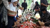 Keluarga dan pelayat menaburkan bunga di makam Abubakar Nataprawira.