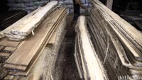 Diterapkannya secara penuh Sistem Verifikasi Legalitas Kayu (SVLK) mulai 1 Januari 2016 seperti irama lonceng kematian yang mengerikan bagi sebagian pelaku industri pengolahan kayu, termasuk mebel. Masa depan usaha mereka mungkin seolah menjelang kiamat.