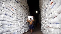 Pemerintah mendorong Perum Bulog untuk dapat menyerap 3-4 juta ton gabah selama musim panen atau hingga Mei mendatang.
