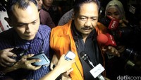 Politikus Golkar Budi Supriyanto telah selesai menjalani pemeriksaan di KPK. Pria yang baru dijemput paksa dari Semarang itu keluar dari gedung KPK mengenakan rompi tahanan warna oranye.