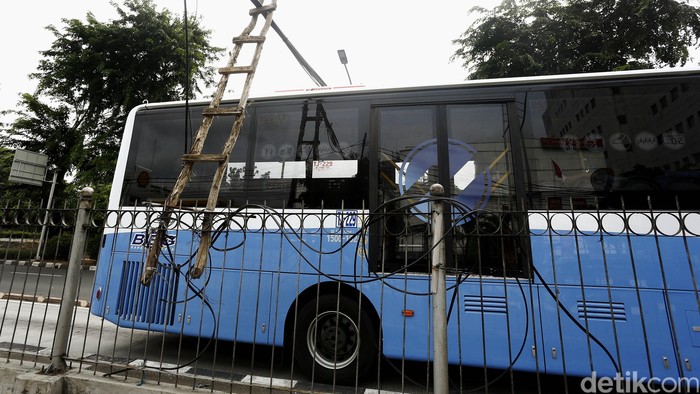 Hati-hati! di Jl Gunung Sahari Ada Kabel Menjuntai di Tengah Jalan