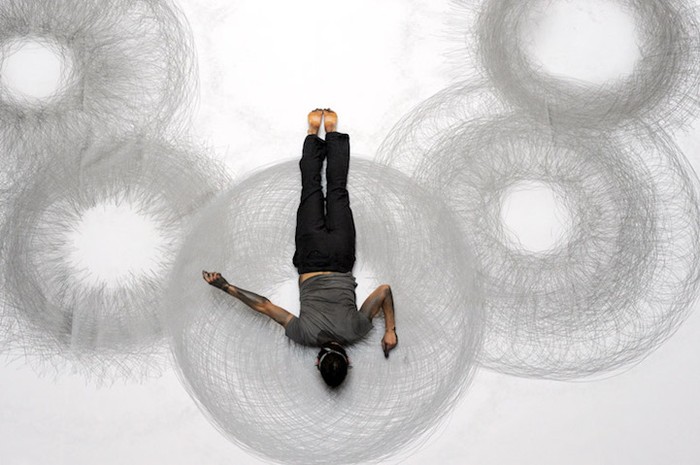 Lewat Penwald Drawings, Tony Orrico Melukis dengan Tubuhnya