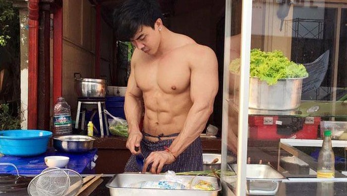 Penjual Tom Yum di Bangkok yang Ganteng & Seksi