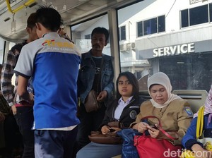 Guru Honorer dan Buruh Naik Bus TMB Cuma Rp 1