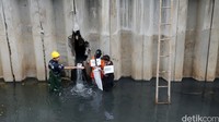 Polisi menggelar rekonstruksi pencurian kabel yang mengakibatkan gorong-gorong sekitar ring 1 itu tersumbat.