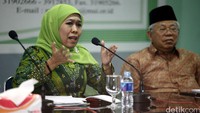 Menteri Sosial Khofifah Indar Parawansa berbincang bersama Ketua MUI KH Maruf Amin di Gedung Majelis Ulama Indonesia Pusat, Jakarta, Selasa (15/3/2016). 