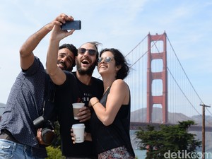 Lucu, Ketika Para Pria Mengikuti Gaya Foto Wanita di Instagram