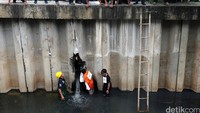 Pelaku memperagakan bagaimana mereka melakukan pencurian kabel.