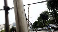 Kondisi kabel sangat semrawut. Bahkan ada kabel-kabel yang dililit di pagar pembatas.