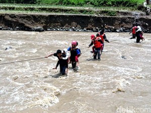 Jembatan Gantung Putus, Relawan PMI ini Gendong Siswa SD Berangkat Sekolah