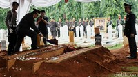 Pemakaman dipimpin oleh Kadiv Humas Mabes Polri Irjen Anton Charliyan.