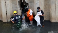 Dalam rekonstruksi ini, pelaku memperagakan bagaimana mereka melakukan pencurian kabel dari awal hingga akhir.