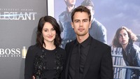 Shailene dan Theo serasi dengan busana serba hitam. Nicholas Hunt/Getty Images/detikFoto.