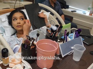 Wanita Ini Rias Wajahnya dengan Sempurna Saat Kontraksi Jelang Melahirkan