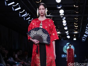 Batik Sumatera & Jawa dalam Nafas India di Koleksi Terbaru Iwan Tirta