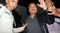 Budi yang mengenakan jaket kulit warna hitam ini tidak berkomentar apapun. Dia tidak menjawab pertanyaan wartawan mengenai jemput paksa ini.