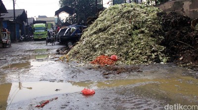 Tumpukan Sampah Pasar Cibitung