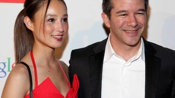Bersama kekasihnya. Sayang pada tahun 2017, Kalanick mengundurkan diri dari jabatan CEO Uber. Kalanick diketahui mundur karena tekanan dari investor Uber. Saya menerima permintaan para investor untuk mundur, sehingga Uber bisa terus maju, ketimbang terganggu oleh perselisihan lain, ujarnya. Penggantinya adalah Dara Khosrowshahi. Foto: Istimewa