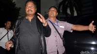 Dia turun dari mobil dengan dikawal dua penyidik KPK. Dalam kasus ini Budi berstatus sebagai tersangka.