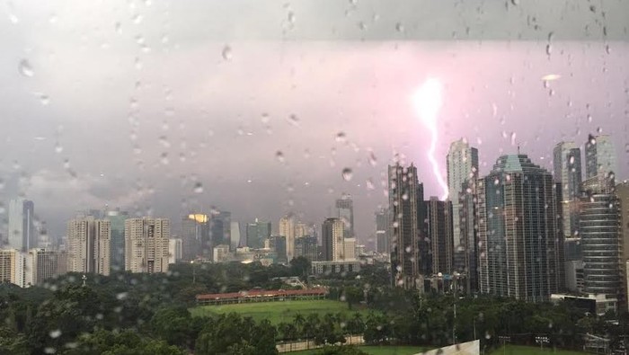 petir di jakarta