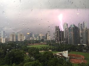 Waspada Hujan Petir di Surabaya Sore Hari 16 Desember 2023