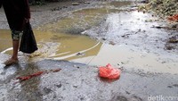 Genangan air yang bercampur dengan sampah menimbulkan bau busuk. Al Fanny Panestika/detikcom.