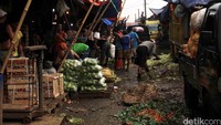 Tak terlihat petugas kebersihan disekitar pasar ini. Jalanan yang becek sehabis hujan khas pasar tradisional. Al Fanny Panestika/detikcom.