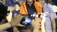 Budi tak menjawab berondongan pertanyaan para awak media yang telah menantinya di pintu keluar. Ia tetap membisu saat ditanya uang suap yang semula akan dikembalikannya ke negara.